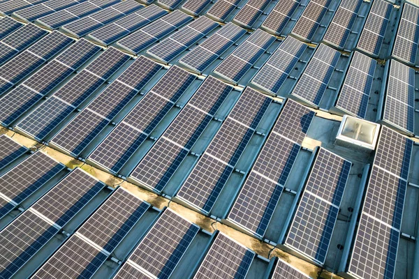 Luftaufnahme Vieler Photovoltaik Sonnenkollektoren Auf Dem Dach Eines Industriegebäudes — Stockfoto