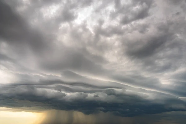 Мутный Ландшафт Темными Грозовыми Облаками Проливным Дождем Летом — стоковое фото