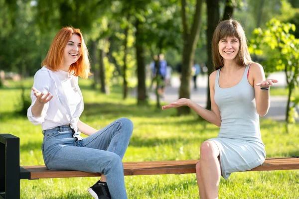 Zwei Junge Freundinnen Sitzen Auf Einer Bank Sommerpark Und Unterhalten — Stockfoto