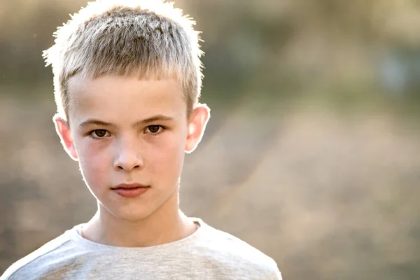 Портрет Хлопчика Відкритому Повітрі Теплий Сонячний Літній День — стокове фото