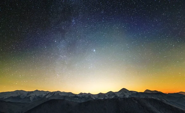 Atemberaubende Nächtliche Berglandschaft Mit Hohen Gipfeln Und Hellem Sternenhimmel Über — Stockfoto