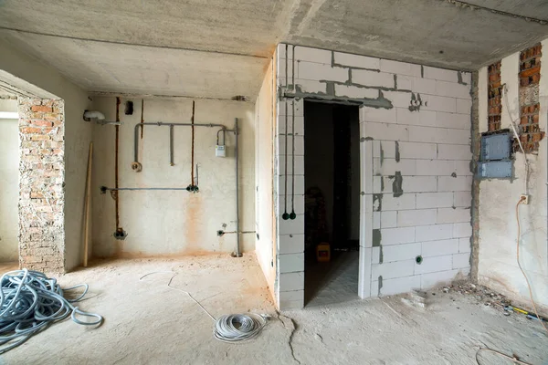 建築中の裸の壁と天井のあるアパートのインテリア — ストック写真