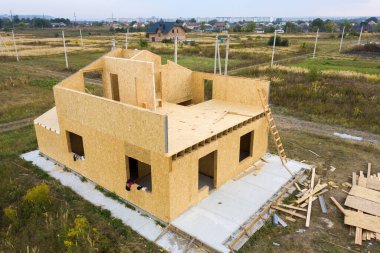 Yeni ve modern modüler evin inşaatı. İçinde köpük yalıtım malzemesi olan kompozit ahşap panellerden yapılmış duvarlar. Yeni enerji tasarruflu ev kavramı oluşturuluyor.