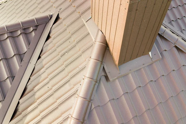 Kahverengi Metal Kiremitlerle Kaplı Evin Çatı Yapısının Havadan Görünüşü — Stok fotoğraf