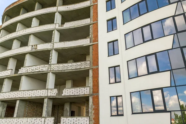 Nşaat Halindeki Yeni Apartman Cephesinde Çok Pencere Var — Stok fotoğraf