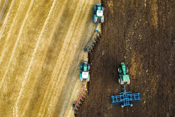 Légi Kilátás Egy Traktor Szántás Fekete Mezőgazdaságban Szántás Után Késő — Stock Fotó