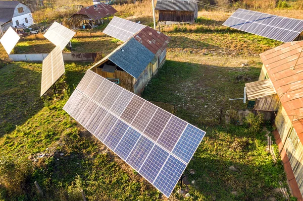 Yeşil Kırsal Alandaki Güneş Enerjili Voltaik Panellerin Yukarıdan Aşağıya Görüntüsü — Stok fotoğraf