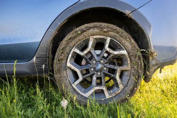 더러운 타이어에 노란색 진흙을 뒤집어쓴 더러운 자동차 바퀴를 클로즈업 — 스톡 사진
