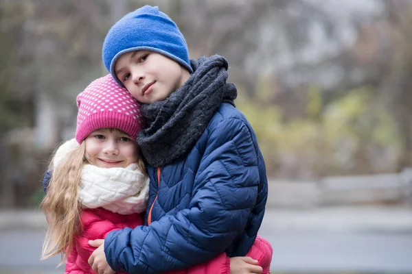 Dos Niños Niño Niña Abrazándose Aire Libre Usando Ropa Abrigo — Foto de Stock