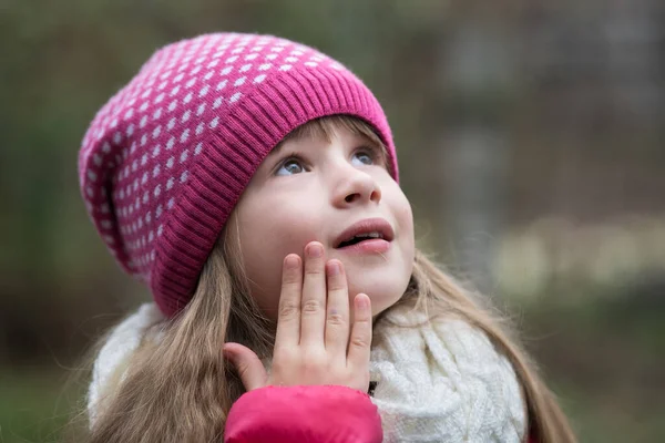 Hübsches Mädchen Warmer Strickwinterkleidung Freien — Stockfoto