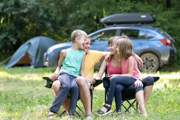 Capmsite Eğlenen Mutlu Genç Bir Aile Ebeveynler Çocukları Birlikte Oturup — Stok fotoğraf