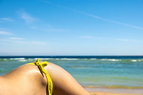 Крупный План Молодая Женщина Бедро Плечо Лежащие Пляжном Кресле Берегу — стоковое фото