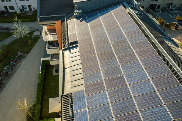 Luftaufnahme Von Photovoltaik Sonnenkollektoren Auf Dem Dach Eines Wohnblocks Zur lizenzfreie Stockbilder