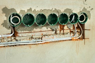 Yeni elektrik tesisatı, plastik kutular ve gelecekteki prizler için elektrik kabloları, yenileme konsepti.