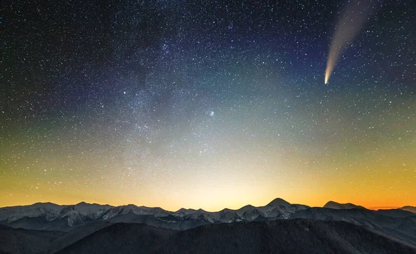 Vue Surréaliste Nuit Montagne Avec Ciel Nuageux Bleu Foncé Étoilé — Photo
