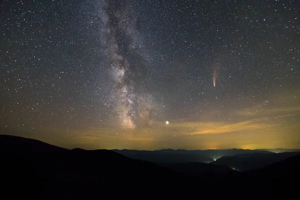 群山的夜景 满天星斗 新怀斯彗星 尾巴轻盈 — 图库照片