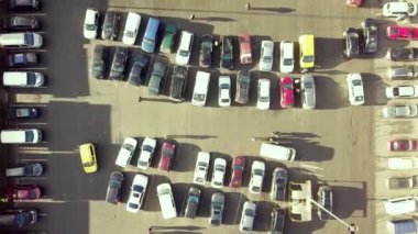 Süpermarketin otoparkında ya da indirimli araba pazarında birçok arabanın üst düzey görüntüsü..