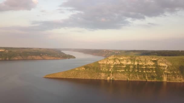 Flygfoto Över Breda Dnister Floden Och Avlägsna Steniga Kullar Bakota — Stockvideo