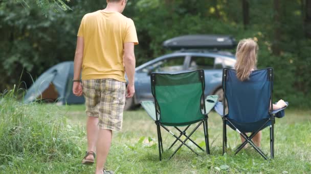 Pareja Feliz Descansando Camping Hablando Felizmente Hija Del Niño Los — Vídeo de stock