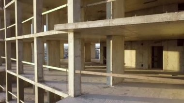 Bir şehirde inşaat halindeki uzun apartmanın iç iskeleti..