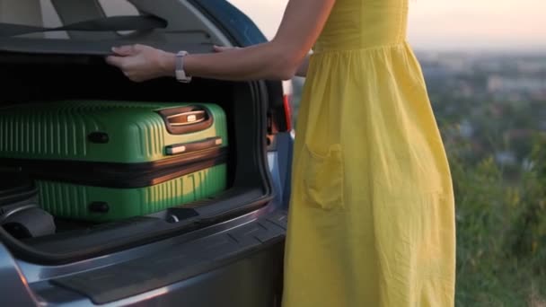 Молодая Женщина Берет Зеленый Чемодан Багажника Машины Концепция Путешествий Отдыха — стоковое видео