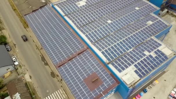 工业建筑物屋顶蓝色光电面板太阳能发电厂的航景 — 图库视频影像