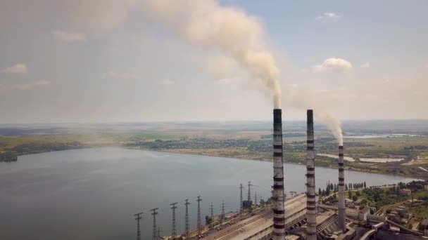 Letecký Pohled Vysoké Komínové Trubky Šedým Kouřem Uhelné Elektrárny Výroba — Stock video