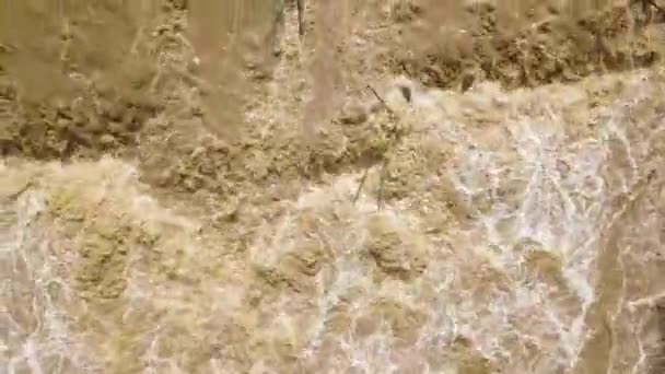 Flygfoto Över Smutsiga Floden Med Lerigt Vatten Översvämningsperioden Kraftiga Regn — Stockvideo