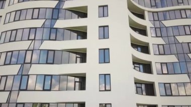 Yeni apartman cephesinde çok pencere var.