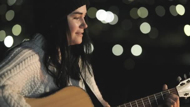 Jovem Bonita Músico Mulher Tocando Guitarra Perto Fogueira Noite Fundo — Vídeo de Stock