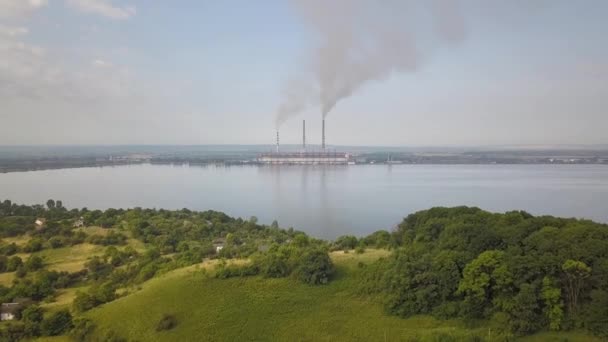 Vista Aérea Pequeño Pueblo Entre Árboles Verdes Gran Lago Con — Vídeo de stock