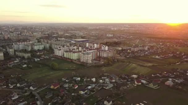 Luchtfoto Van Hoge Woonappartementengebouwen Particuliere Huizen Buitenwijk Bij Zonsondergang Ivano — Stockvideo