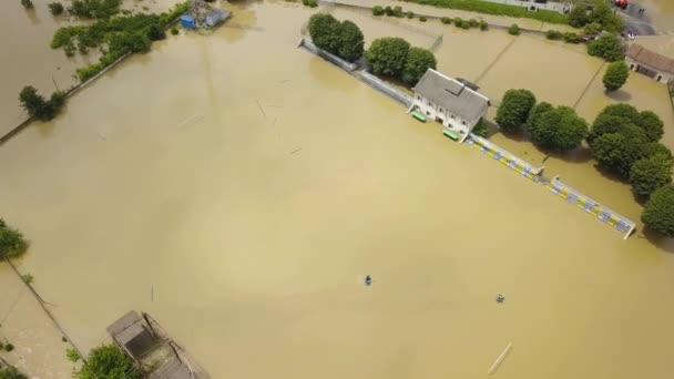 ハリッチ町 ウクライナ西部のDnister川の汚れた水で浸水した家の空中ビュー — ストック動画