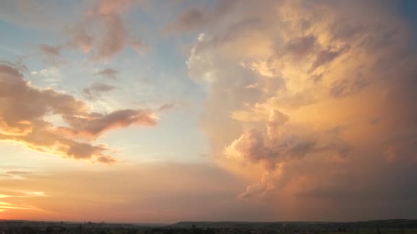 Dramatic Sunset Landscape Picture Puffy Clouds Lit Orange Setting Sun — Stock Video