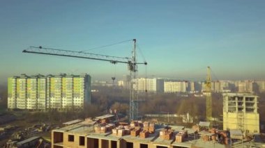 İnşaat halindeki uzun apartmanların havadan görünüşü.