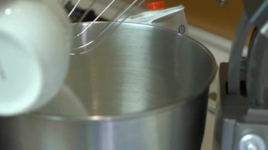 Kadın eli şekere şeker katıyor pasta için krema yapıyor..