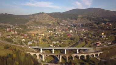 Ukrayna 'nın Karpat dağlarındaki Vorokhta kasabasındaki eski bir tren köprüsünün hava manzarası..