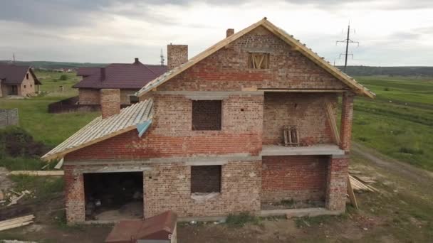 Vista Aérea Uma Casa Tijolo Com Estrutura Telhado Madeira Construção — Vídeo de Stock