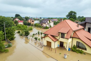 Ukrayna 'nın batısındaki Halych kasabasındaki Dnister nehrinin kirli sularıyla dolu su basmış evlerin havadan görüntüsü..