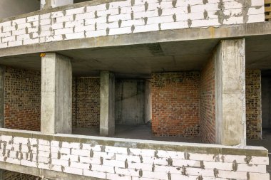 İnşaat halindeki yeni apartman cephesinin içindeki odalar..