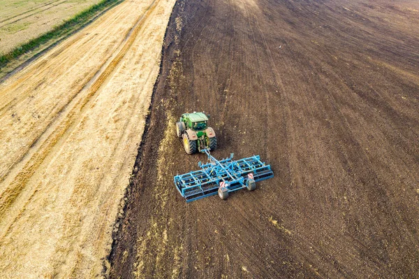 秋末收获后 一架拖拉机耕作黑色农田的空中景象 — 图库照片