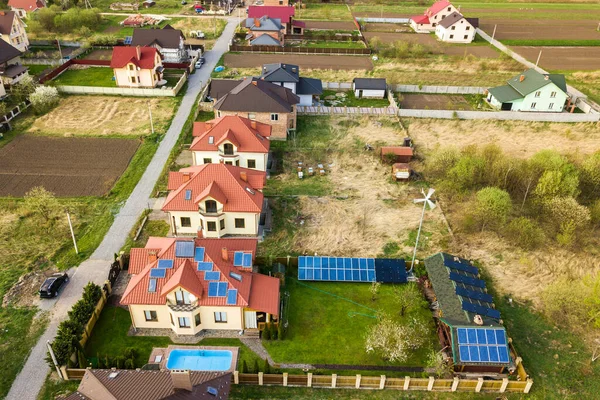 Letecký Pohled Soukromý Dům Zeleným Trávníkem Krytým Dvorkem Solární Panely — Stock fotografie