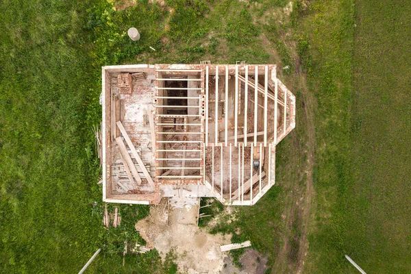 Vista Aérea Una Casa Ladrillo Con Marco Techo Madera Construcción — Foto de Stock