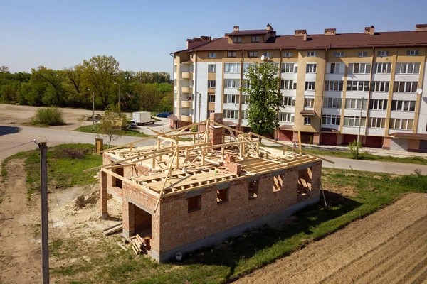 Letecký Pohled Nedokončený Cihlový Dům Dřevěnou Konstrukcí Střešního Rámu Výstavbě — Stock fotografie