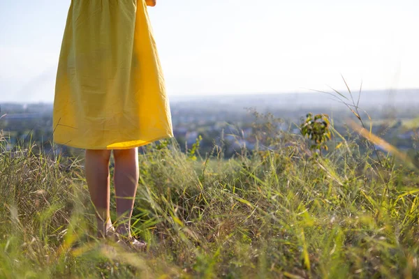 Закрыть Ноги Молодой Женщины Желтом Летнем Платье Стоящей Травянистом Поле — стоковое фото