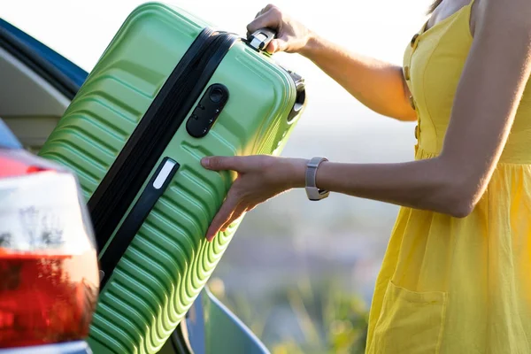Fahrerin Sommerkleid Steckt Grünen Koffer Ihren Kofferraum Reise Und Urlaubskonzept — Stockfoto