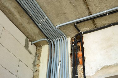 Tavana ve duvara inşa halindeki bir odanın elektrik kabloları yerleştirildi..