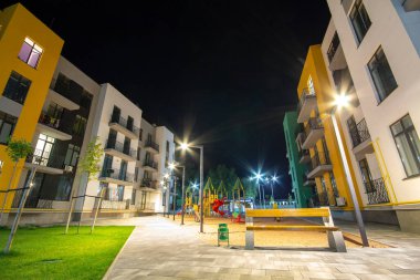 Boş ahşap bank ve modern apartman daireleri arasındaki avluda. Gayrimenkul geliştirme.