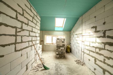 Duvarları ve tavanı yapım aşamasında olan bir apartman dairesi..