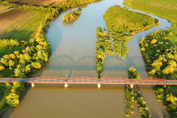 Luftaufnahme Einer Schmalen Straßenbrücke Die Sich Über Einen Schlammigen Breiten — Stockfoto